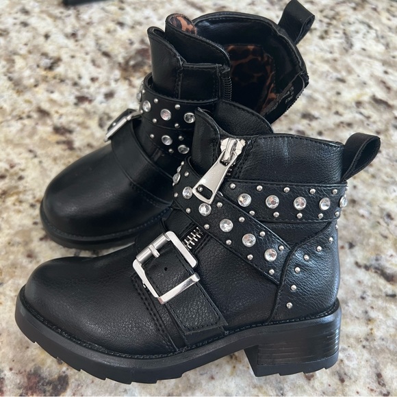 Kids' Halsi Crystal Stud Moto Boot In Black by Steve Madden size 10 brand new - Picture 4 of 9
